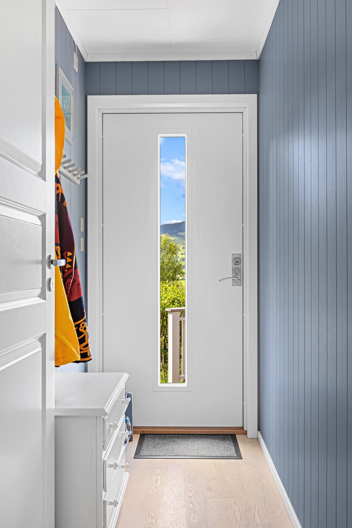 Velkommen inn! I entréen er det plass til å henge fra seg yttertøy og sette fra seg sko. Galleribilde