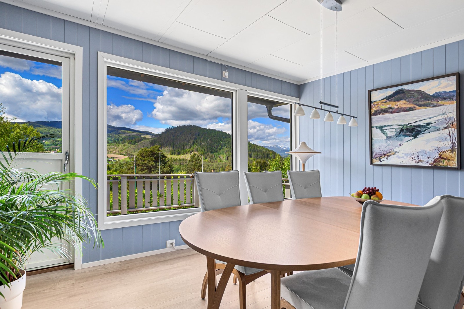 Her er det plass til et romslig spisebord hvor familien kan samles til et godt måltid. Spisebordet er fint plassert ved vinduet. Galleribilde