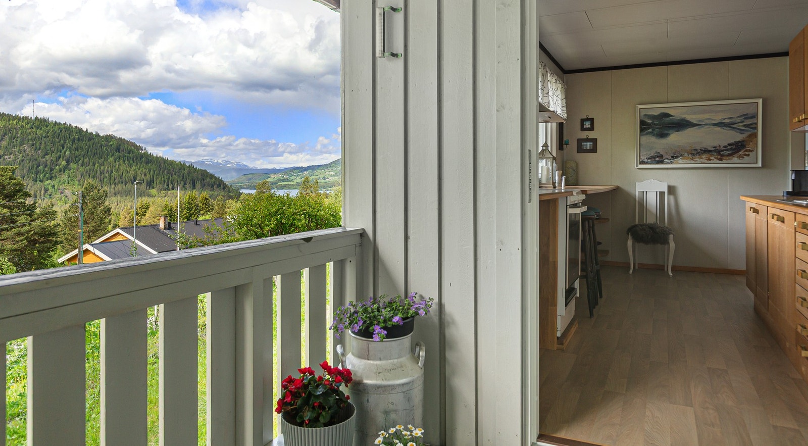 Fra kjøkkenet er det utgang til overbygd veranda. Galleribilde