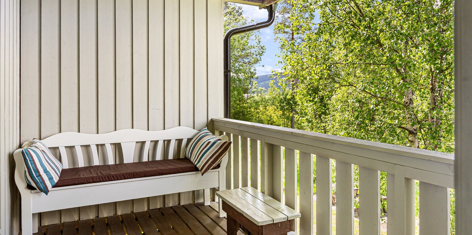 Lun og fin veranda. Adkomst til bod med oppbevaringsplass. Galleribilde