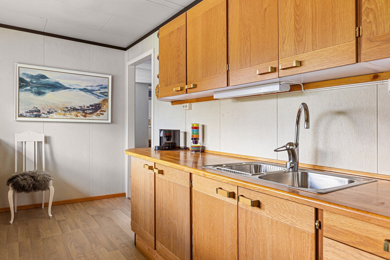 Godt med oppbevaringsplass i over- og underskap, samt god plass til matlagning. Galleribilde