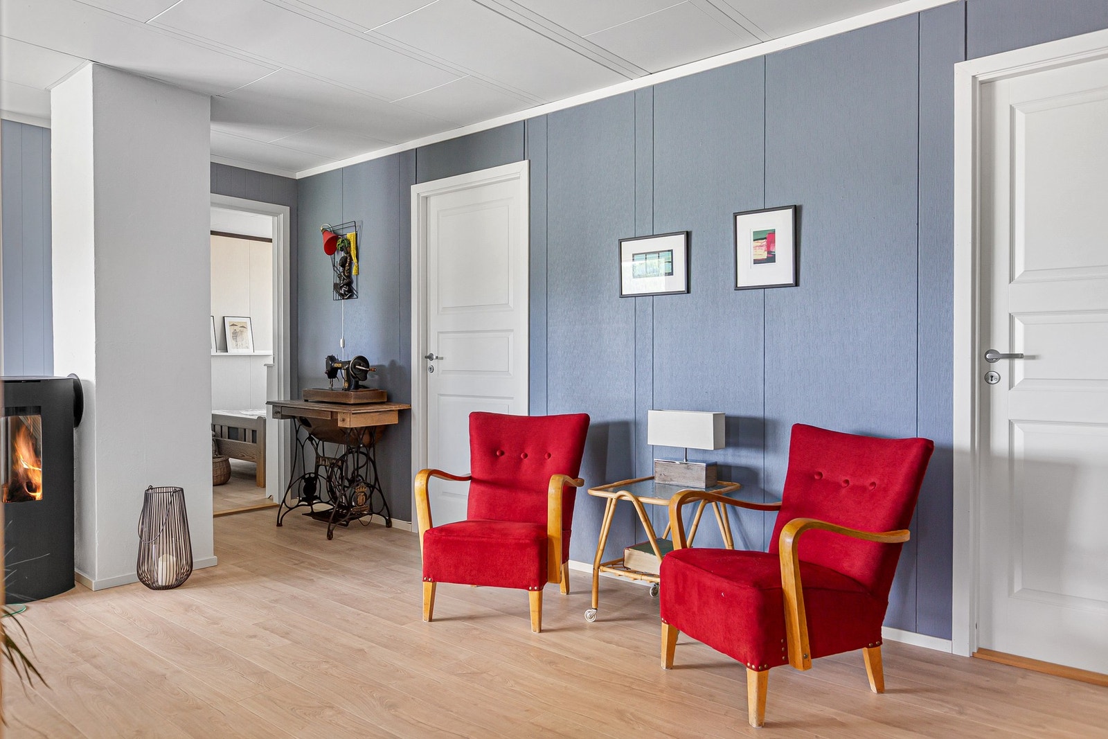 Her er det også en nyere vedovn, som bidrar til ekstra varme og kos på kalde årstider. Galleribilde