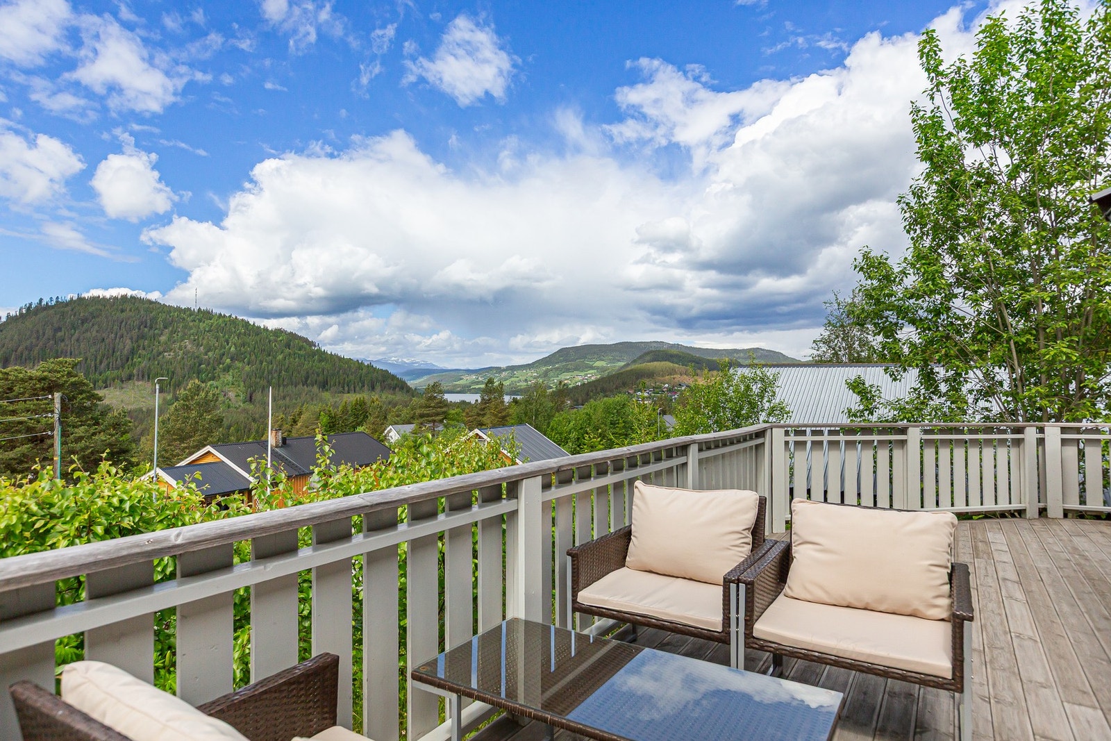 Romslig og solrik terrasse på 26 m2, hvor man kan nyte de gode sol- og utsiktsforholdene. Galleribilde
