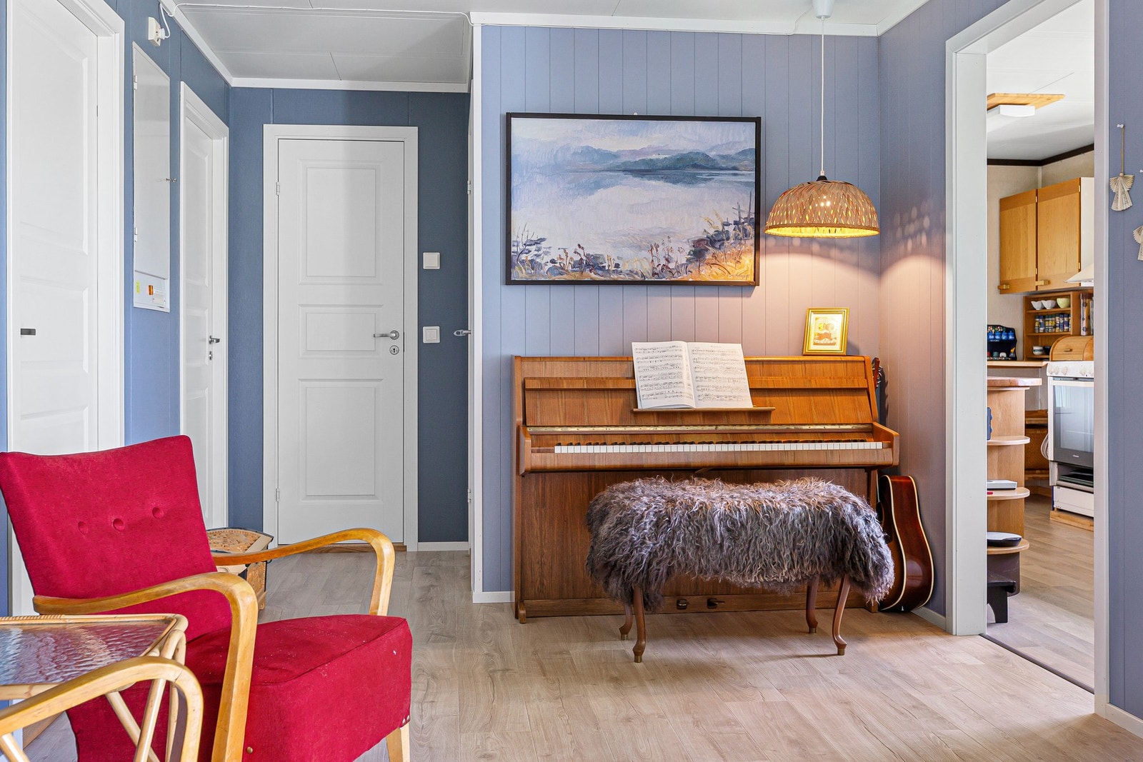 Kjøkkenet er adskilt fra stuen, men ligger i naturlig tilknytning. Galleribilde