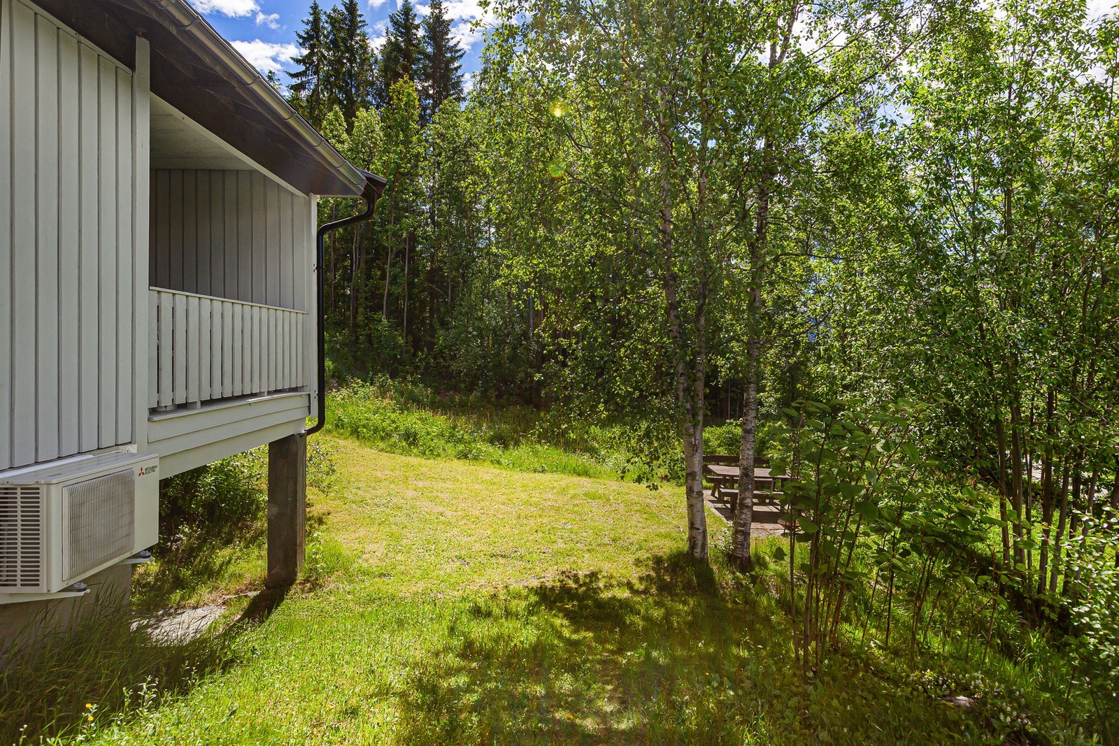 Eiendommen har en romslig tomt på hele 2 mål. Opparbeidet med plen, ellers naturtomt i skrående terreng ved lauv/barskog ca 530 m.o.h. Galleribilde