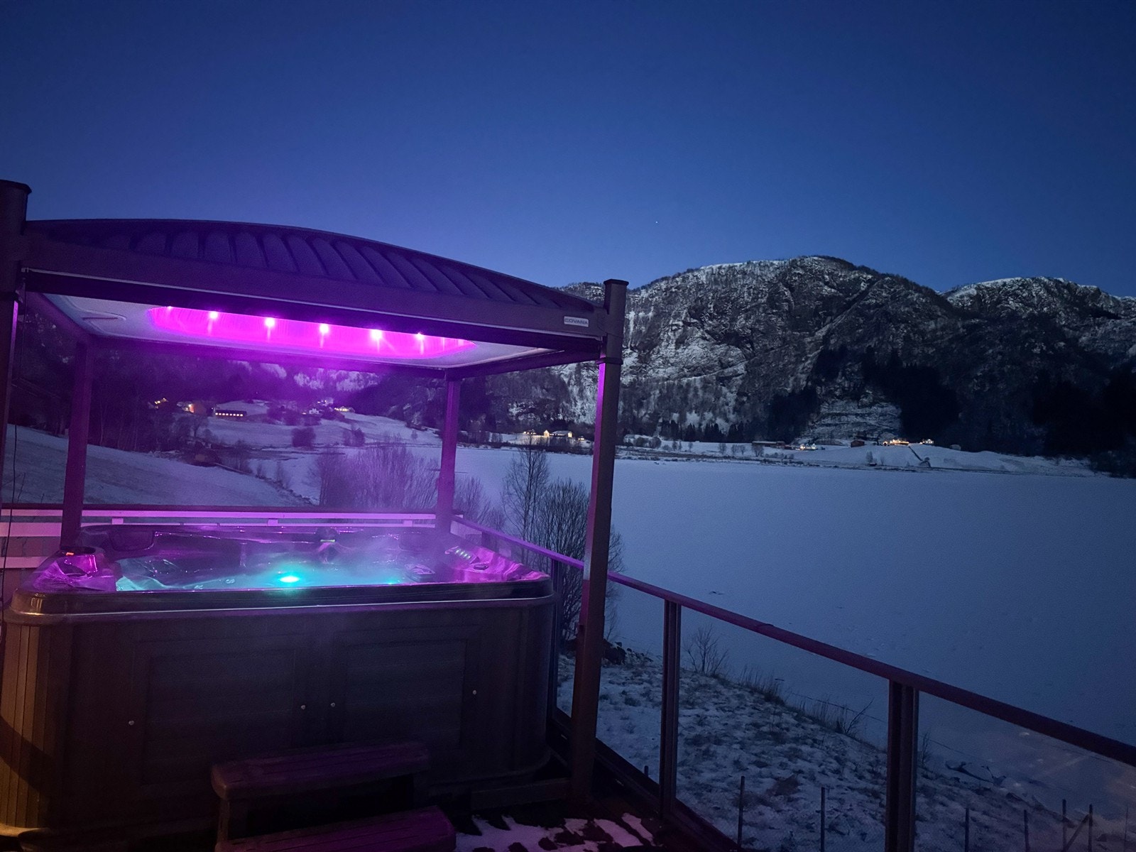 Boblebadet kan nytast året rundt, også på kalde vinterkveldar med snødekte fjell som bakteppe (privat bilde) Galleribilde