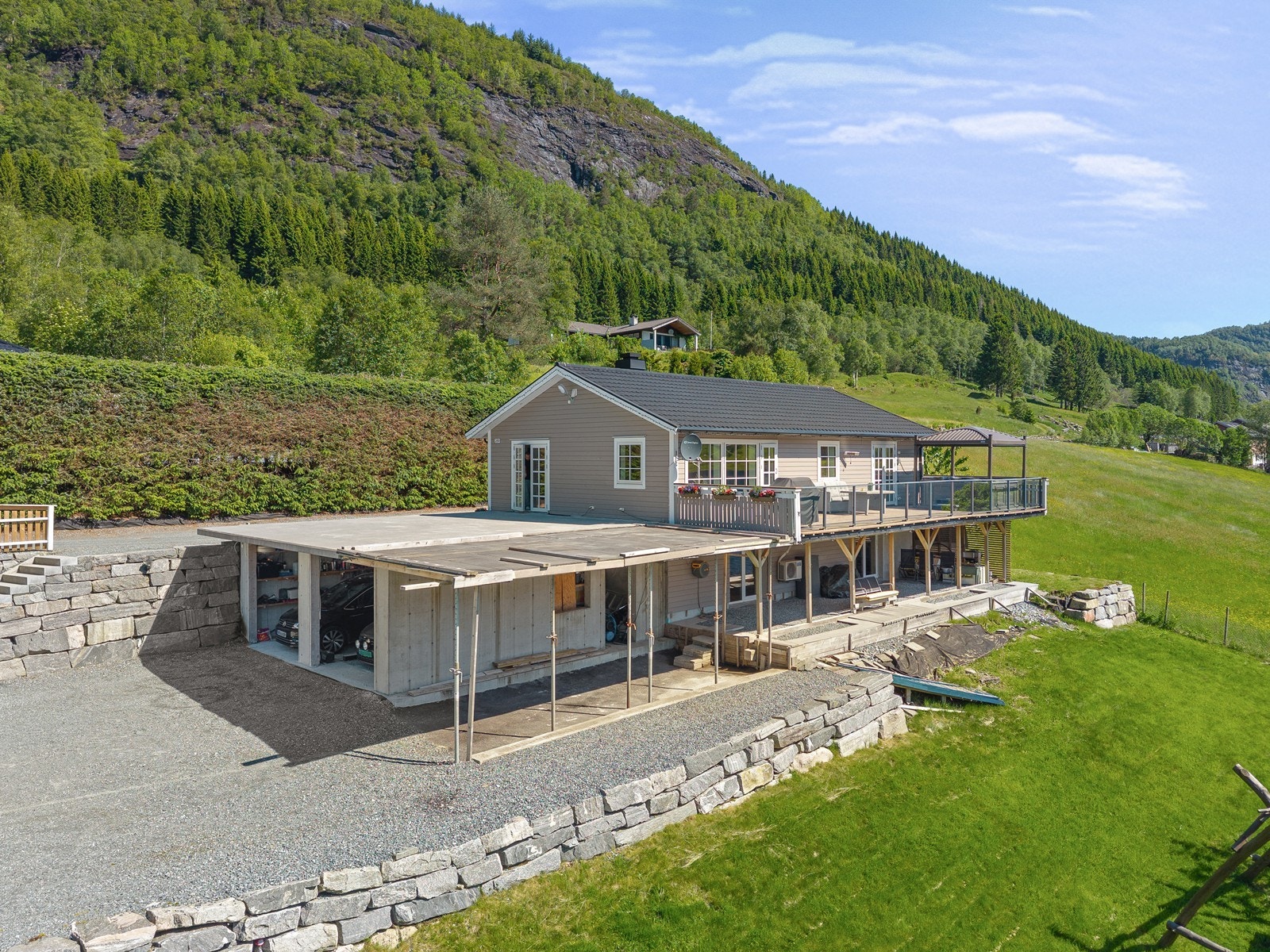 Tomta er på heile 1 737 m² og har ei unik beliggenheit rett ved... Galleribilde