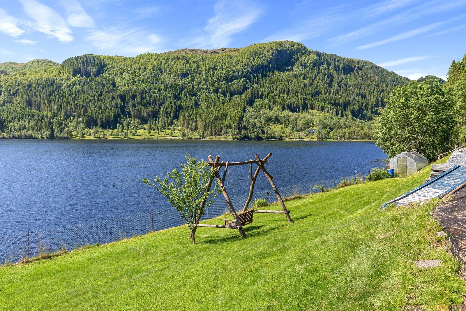 Med Strandavatnet like nedanfor eigedomen er det gode moglegheiter for bading, rekreasjon og å ha ein liten båt ved vatnet Galleribilde