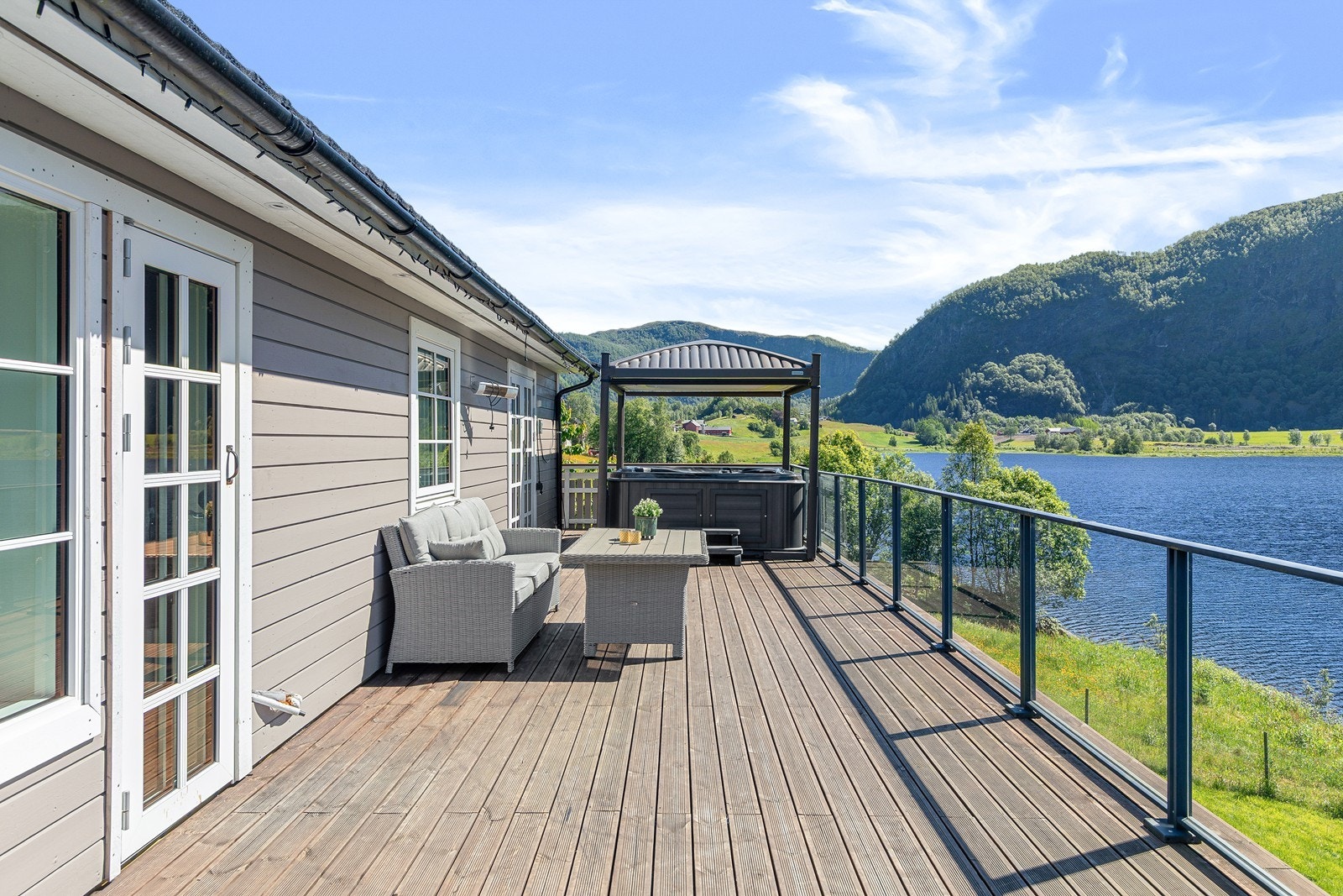 Romsleg terrasse med plass til fleire sitjegrupper Galleribilde