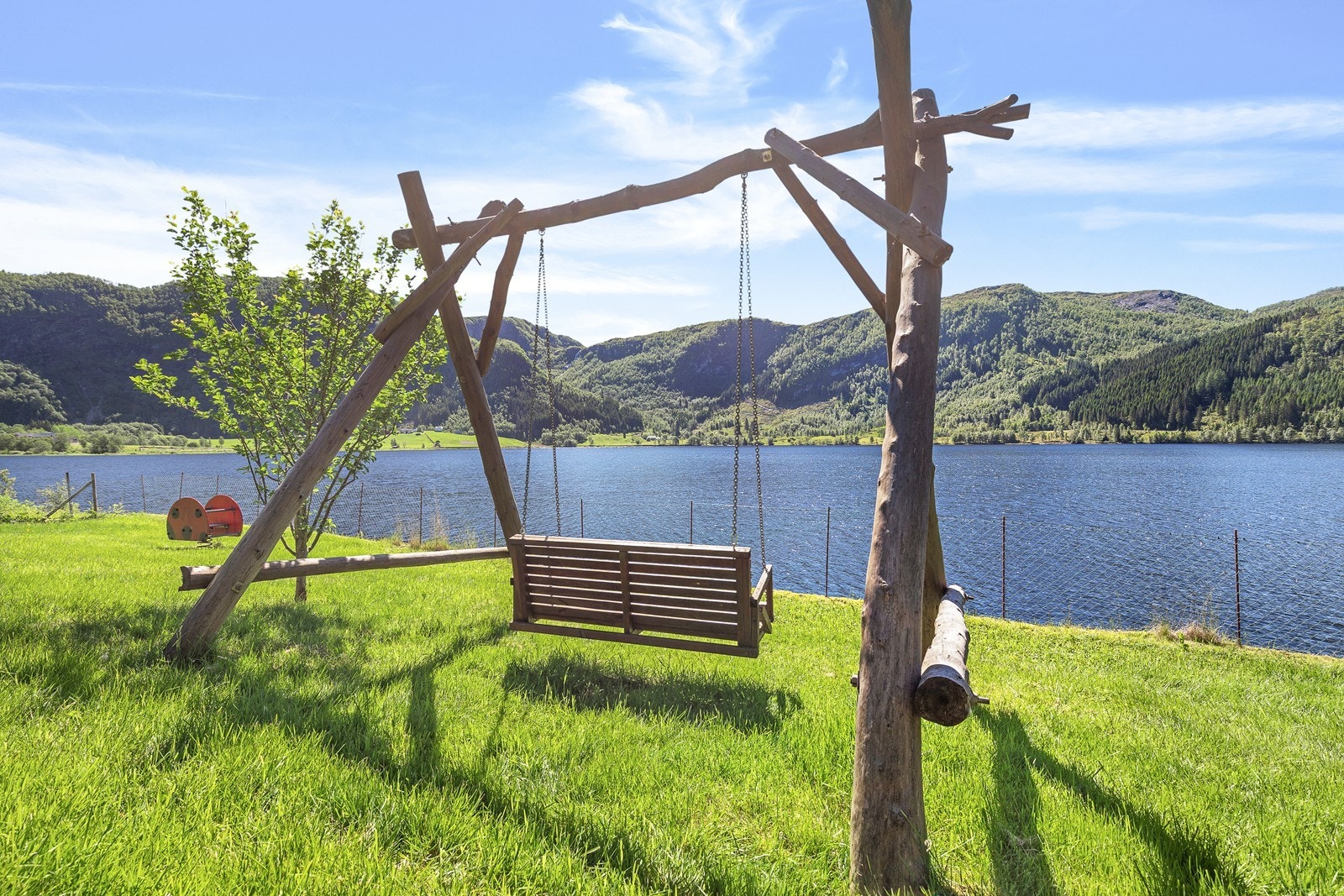 Idyllisk uteområder med nydeleg utsikt over vatn og fjell - ein plass for både ro og leik Galleribilde