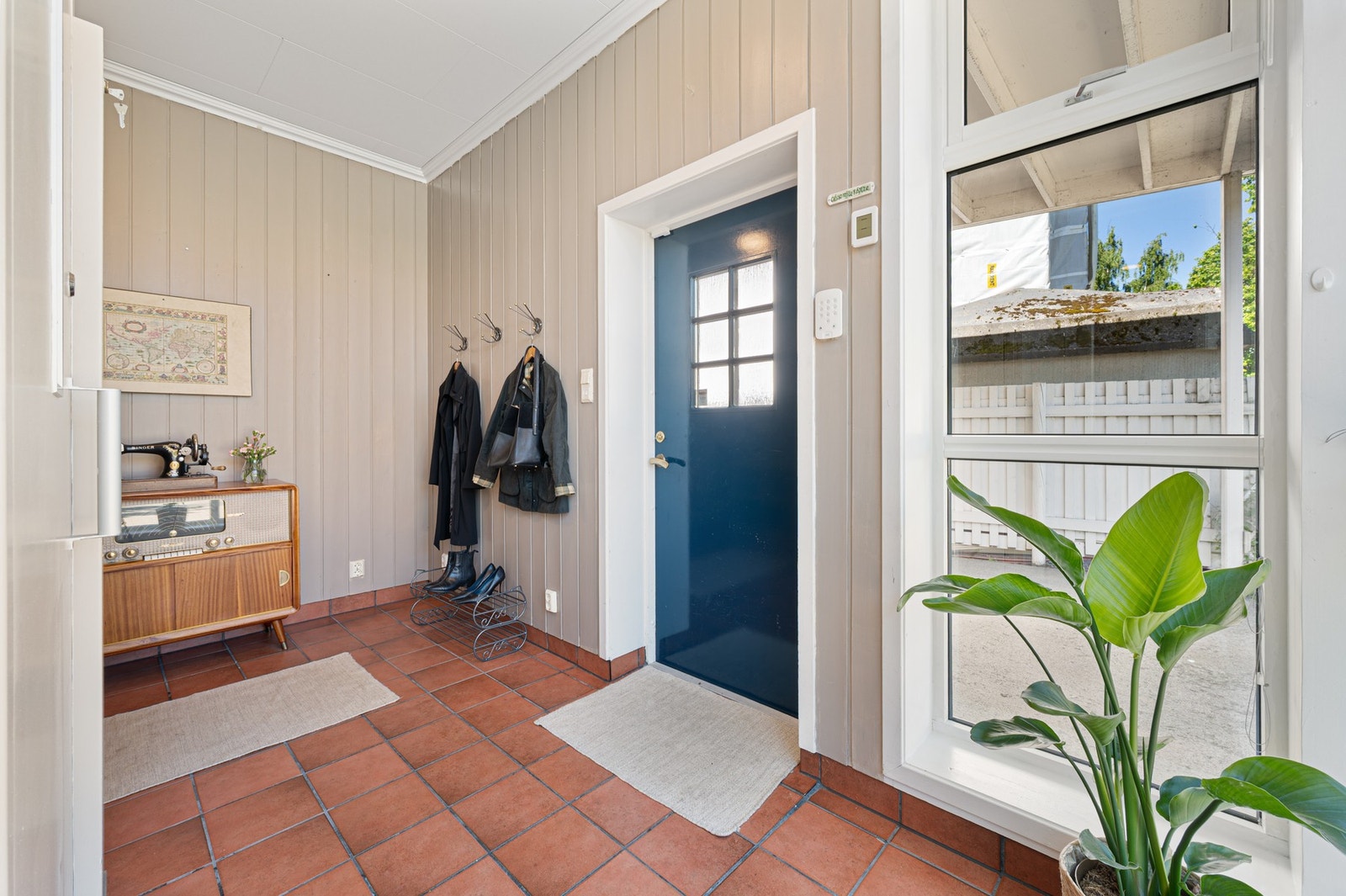 Gode oppbevaringsmuligheter i gang. Galleribilde
