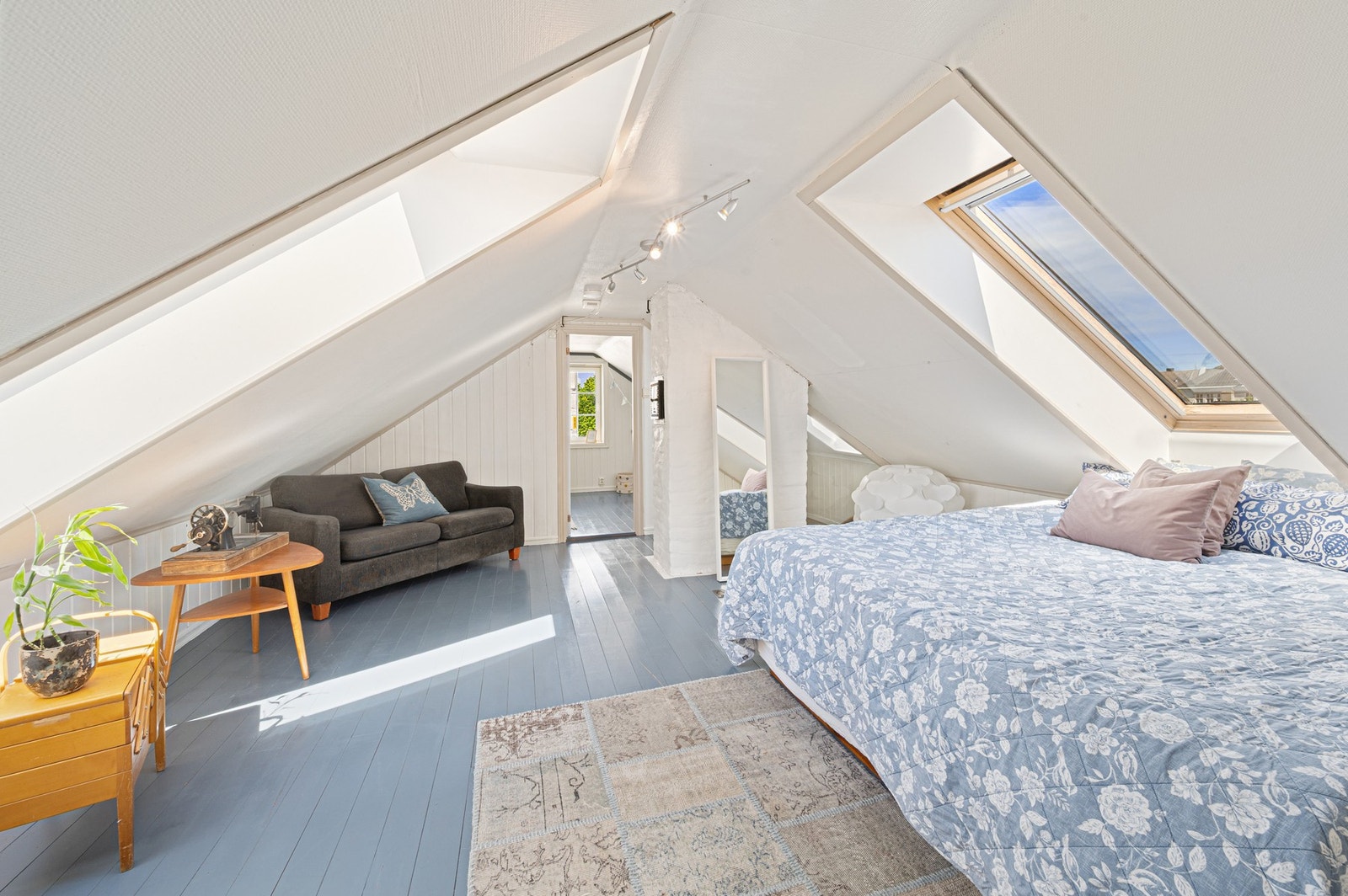 Stor loftstue på 12 kvadratmeter som er lett å innrede. Galleribilde