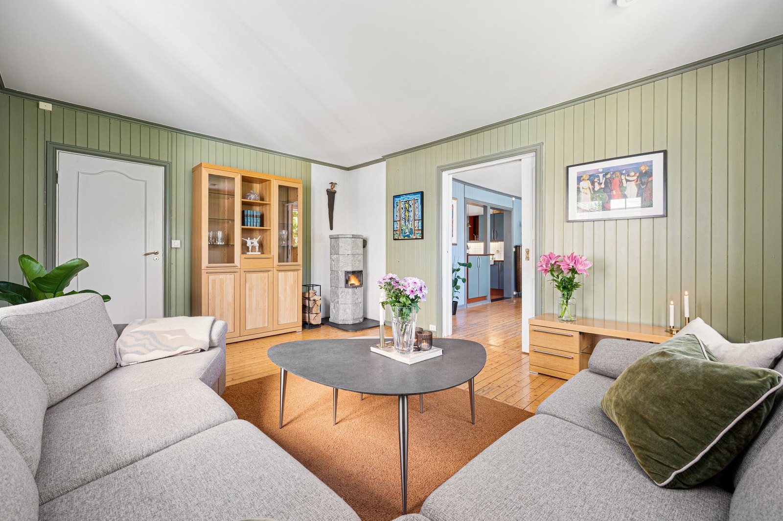 1. etasje består av 2 stk. stuer, kjøkken, gang og romslig entrè med tilgang til heis. Galleribilde