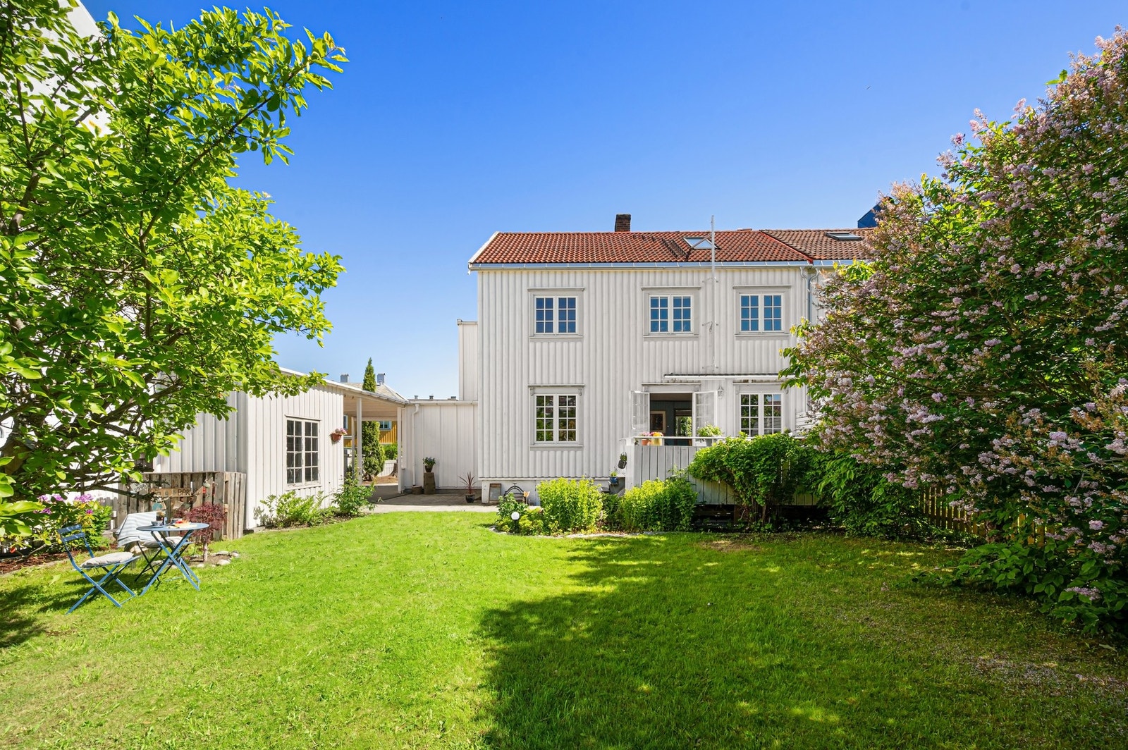 Idyllisk og skjermet hageområde som er ypperlig å benytte i sommerhalvåret. Galleribilde