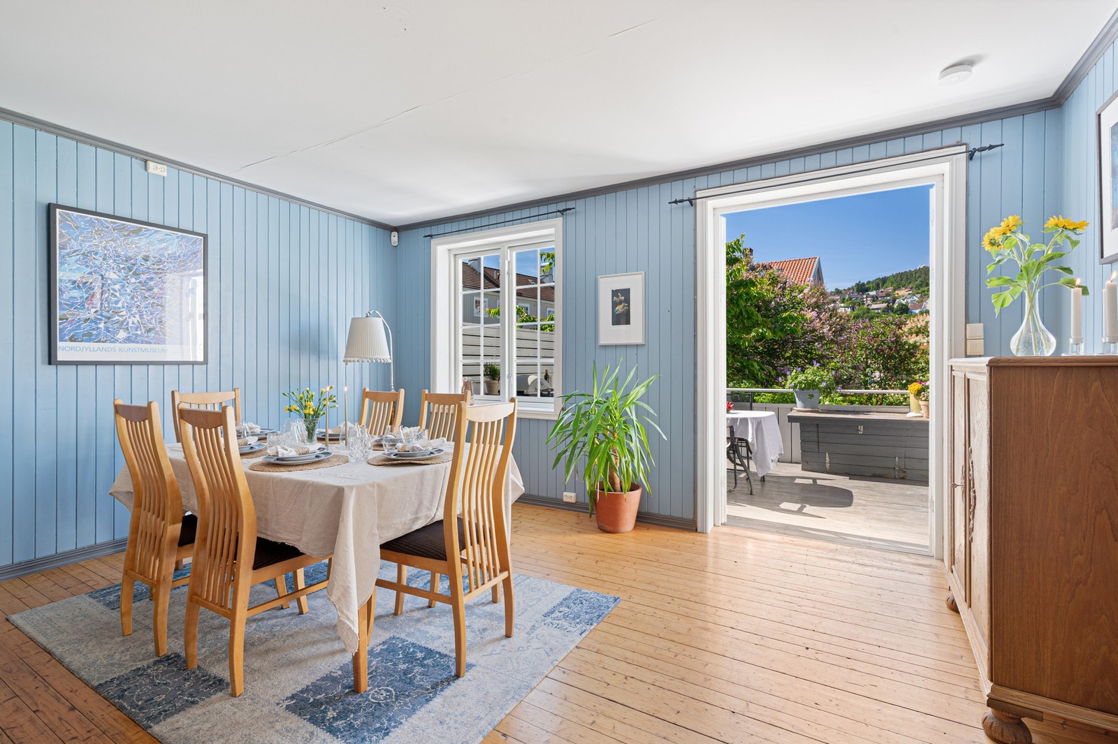 Fra den ene stuen har man direkte utgang til stor terrasse. Galleribilde