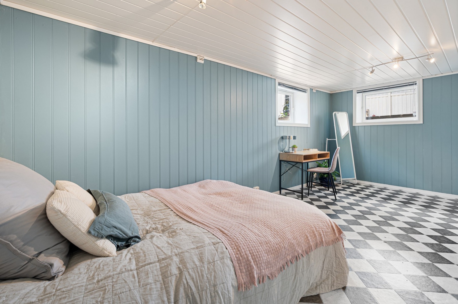 Bad og disp er slått sammen og benyttes som kjellerstue. Vidrere er rommet utvidet mot bod. (Dette er søknadspliktig). Galleribilde