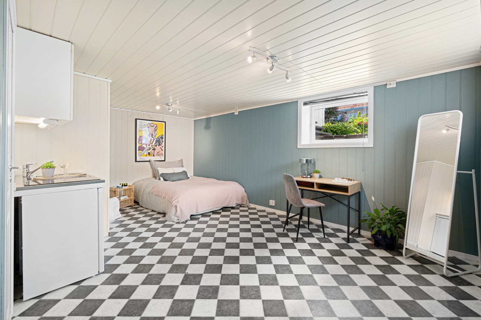 Kjelleretasjen har innredet rom som kjellerstue. Dette er søknadspliktig. Galleribilde