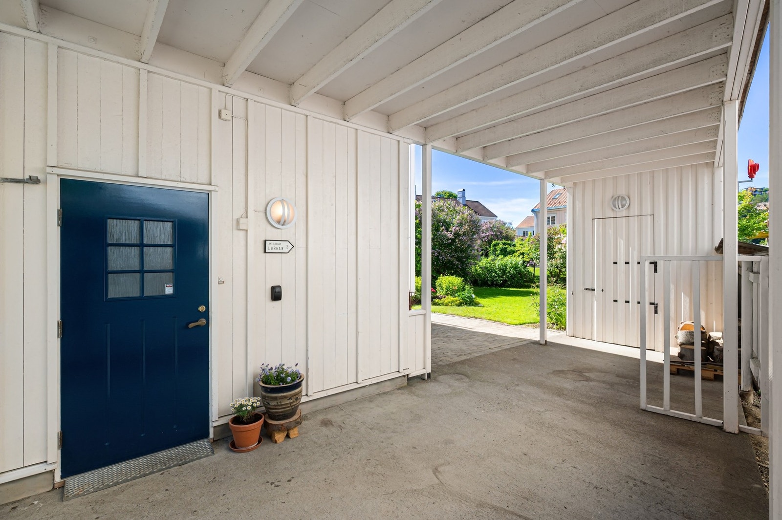 Boligen har en stor carport samt praktisk utebod. Galleribilde