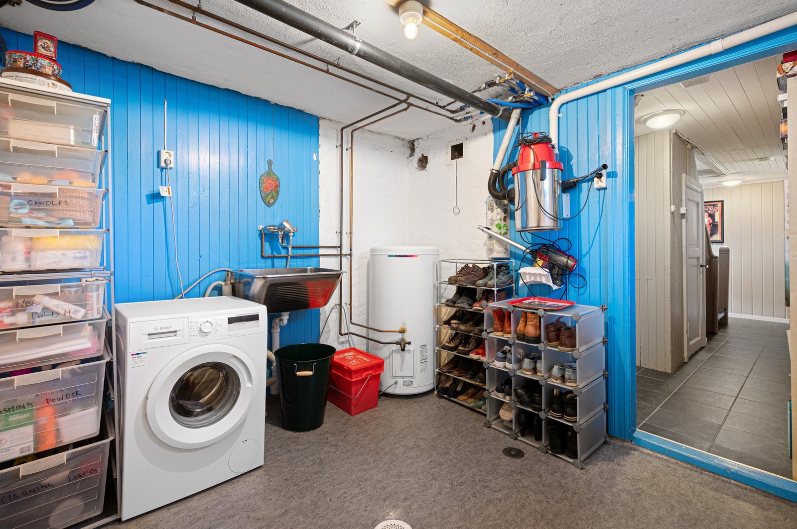 Praktisk vaskerom med god plass til oppbevaring av klær og sko. Galleribilde