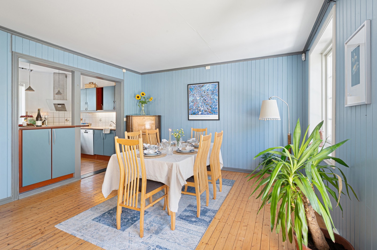 Spisestuen er på 18,9 kvadratmeter og har god plass til stort spisebord. Galleribilde