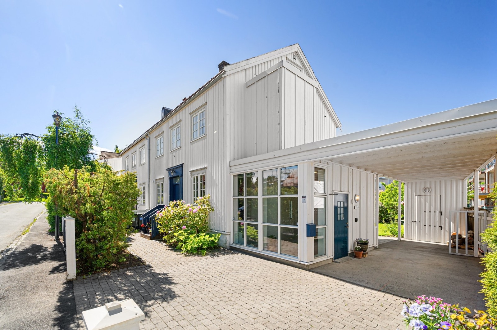 Boligen ligger populært til på Øya og byr på store oppholdsrom, idyllisk hageområde og flere biloppstillingsplasser. Galleribilde