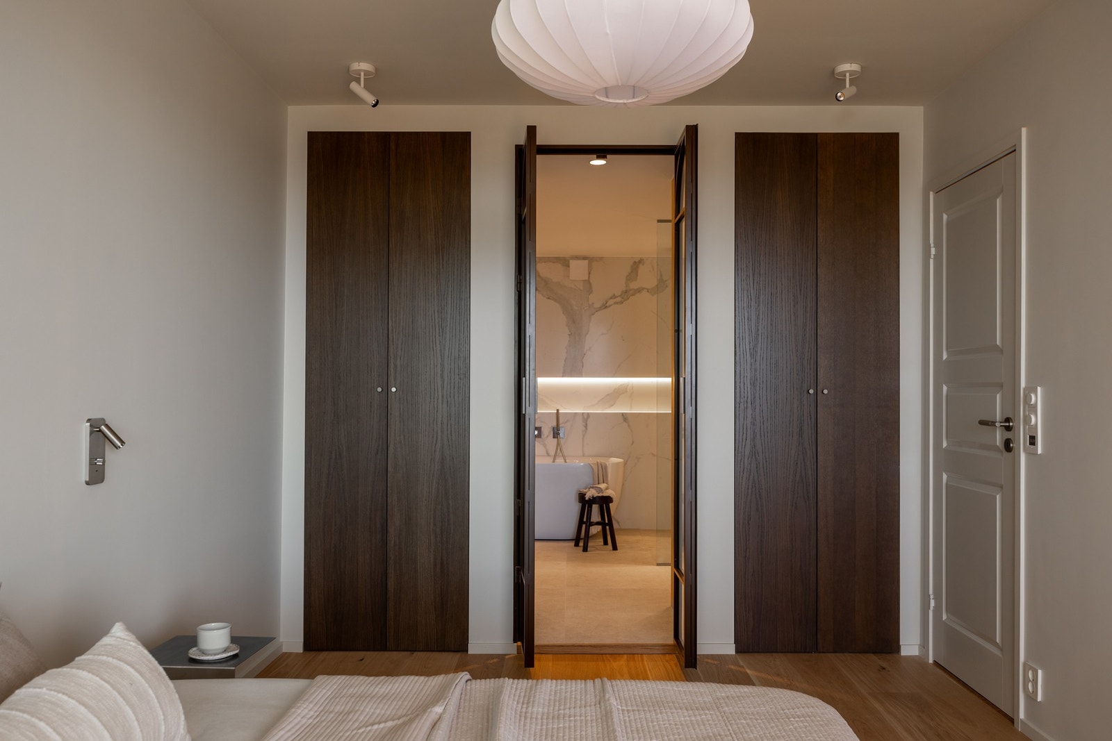 Master bedroom med en-suite bad. Galleribilde