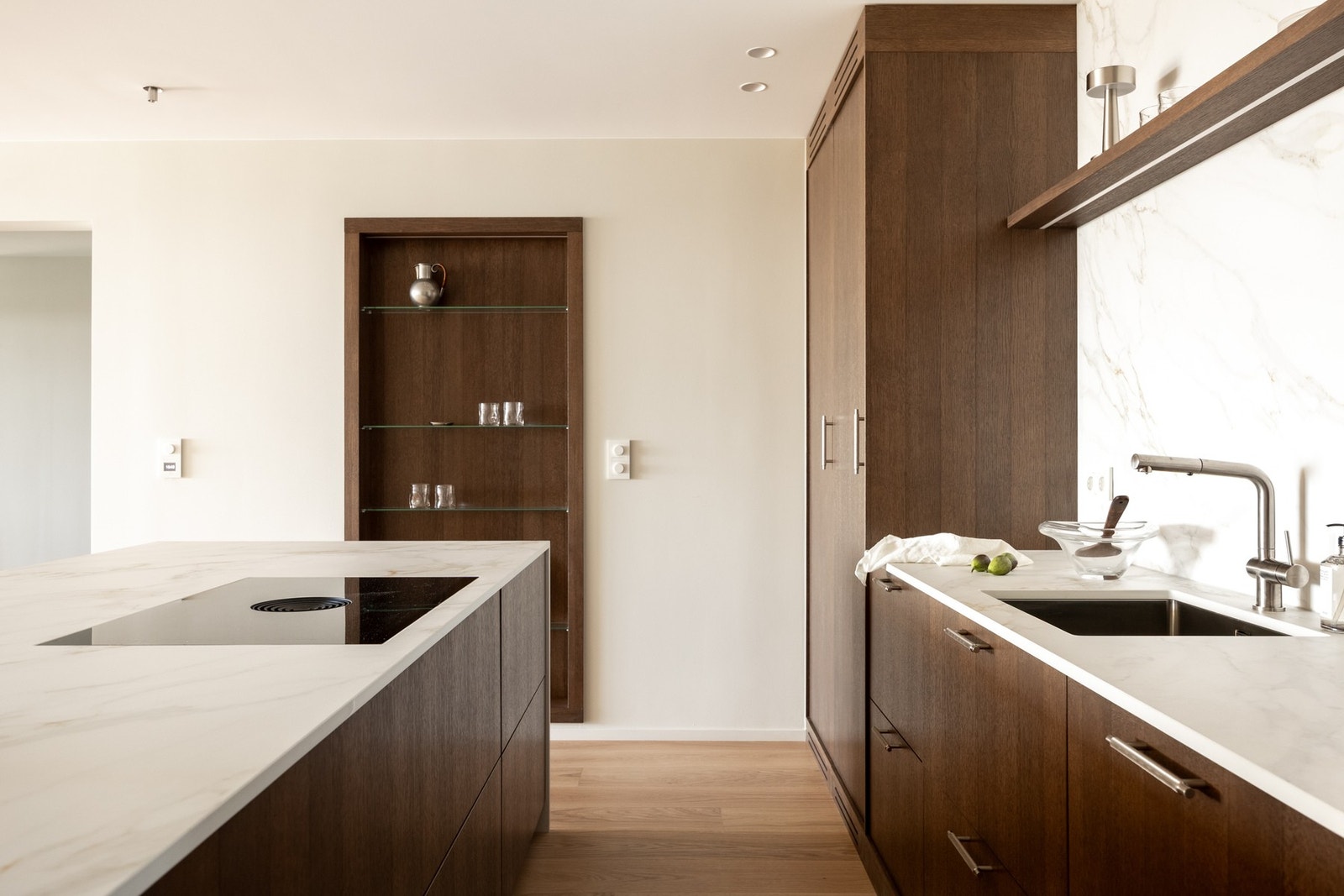 Benkeplate og backsplash i Carrara gold Keramikk, vask fra Tapwell og armatur fra Cristina Rubinetterie- Galleribilde