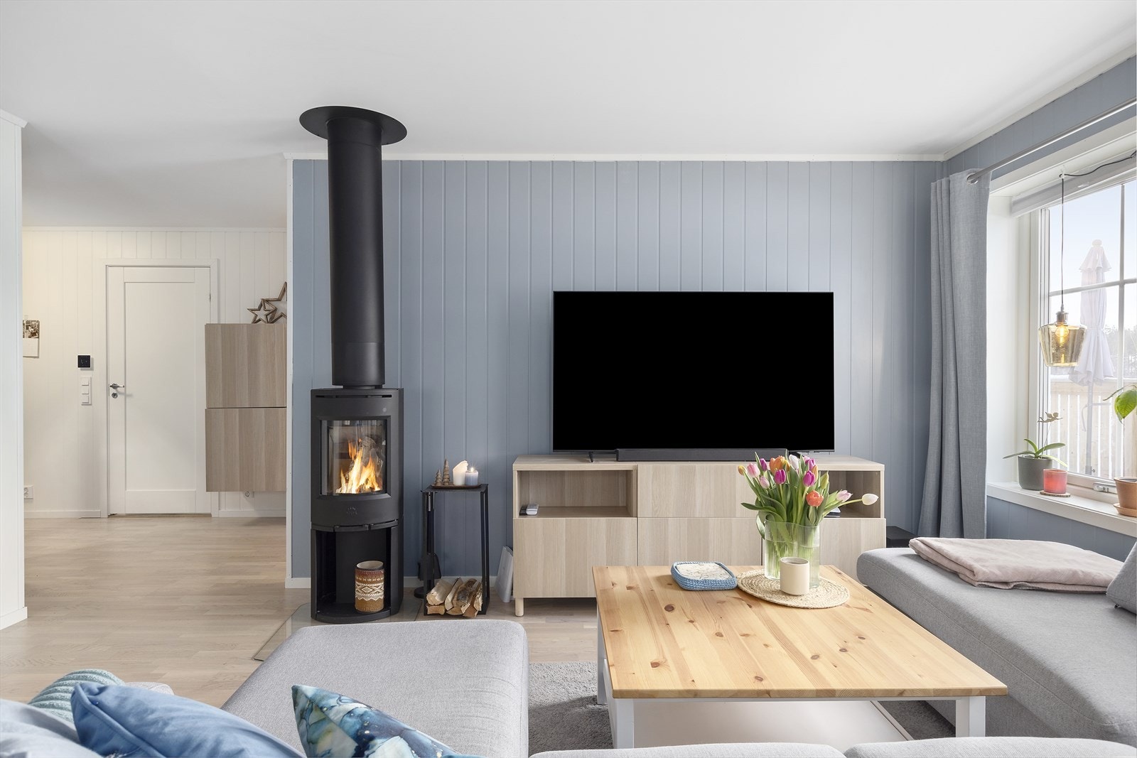 Stuen er malt i lys, fin farge som passer godt med eikeparketten, kjøkkeninnredningen og fliser på bad og i gang. Galleribilde
