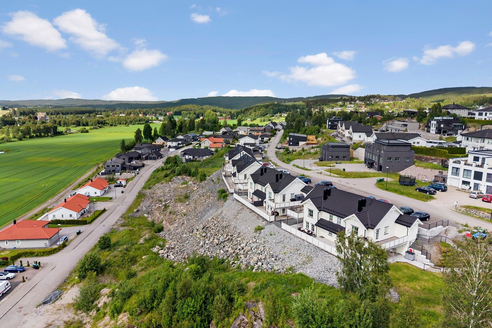 Leiligheten ligger meget fint til, usjenert og med flott utsikt. Galleribilde