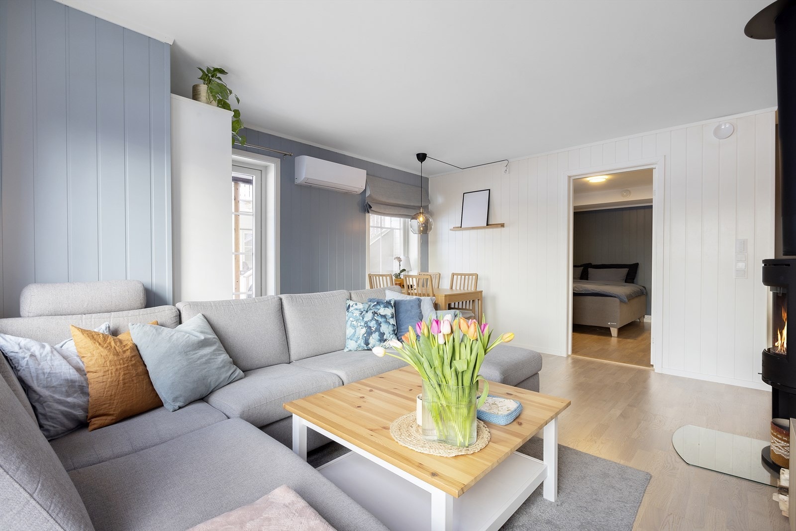 Leiligheten er oppvarmet med varmepumpe (luft til luft), vedfyring og elektrisk gulvvarme i entré og baderom. Det er balansert ventilasjon med varmegjenvinning. Galleribilde