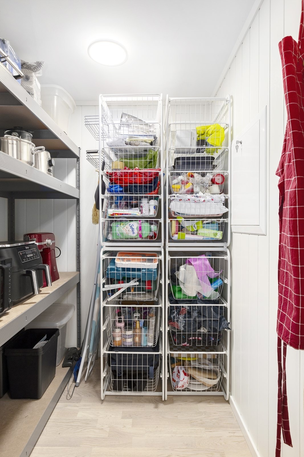 Meget praktisk bod ved kjøkkenet. Her er det god plass til ytterligere oppbevaring av matvarer, redskaper og annet. Perfekt for enklere hverdag og ryddig kjøkkenbenk! Galleribilde