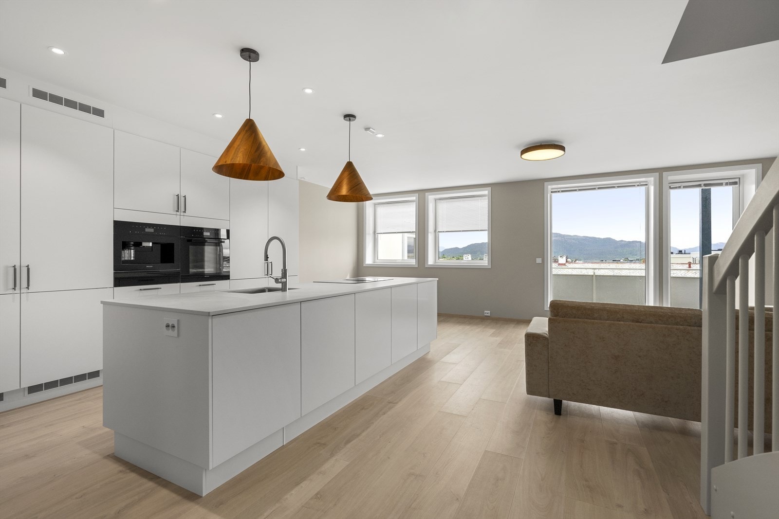 Din lokal eiendomsmegler Notar v/Anders Havneraas ønsker velkommen til denne moderne og gjennomgående renoverte leiligheten i Kristiansund sentrum! Foto: Interiørfoto Galleribilde