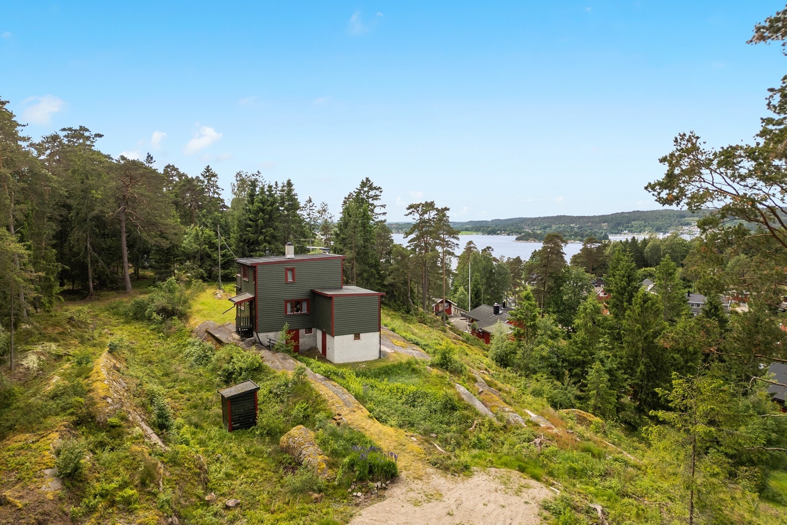 Eiendommen har nærhet til sjøen og populære badeplasser som Høysand og Løkkevika. Galleribilde