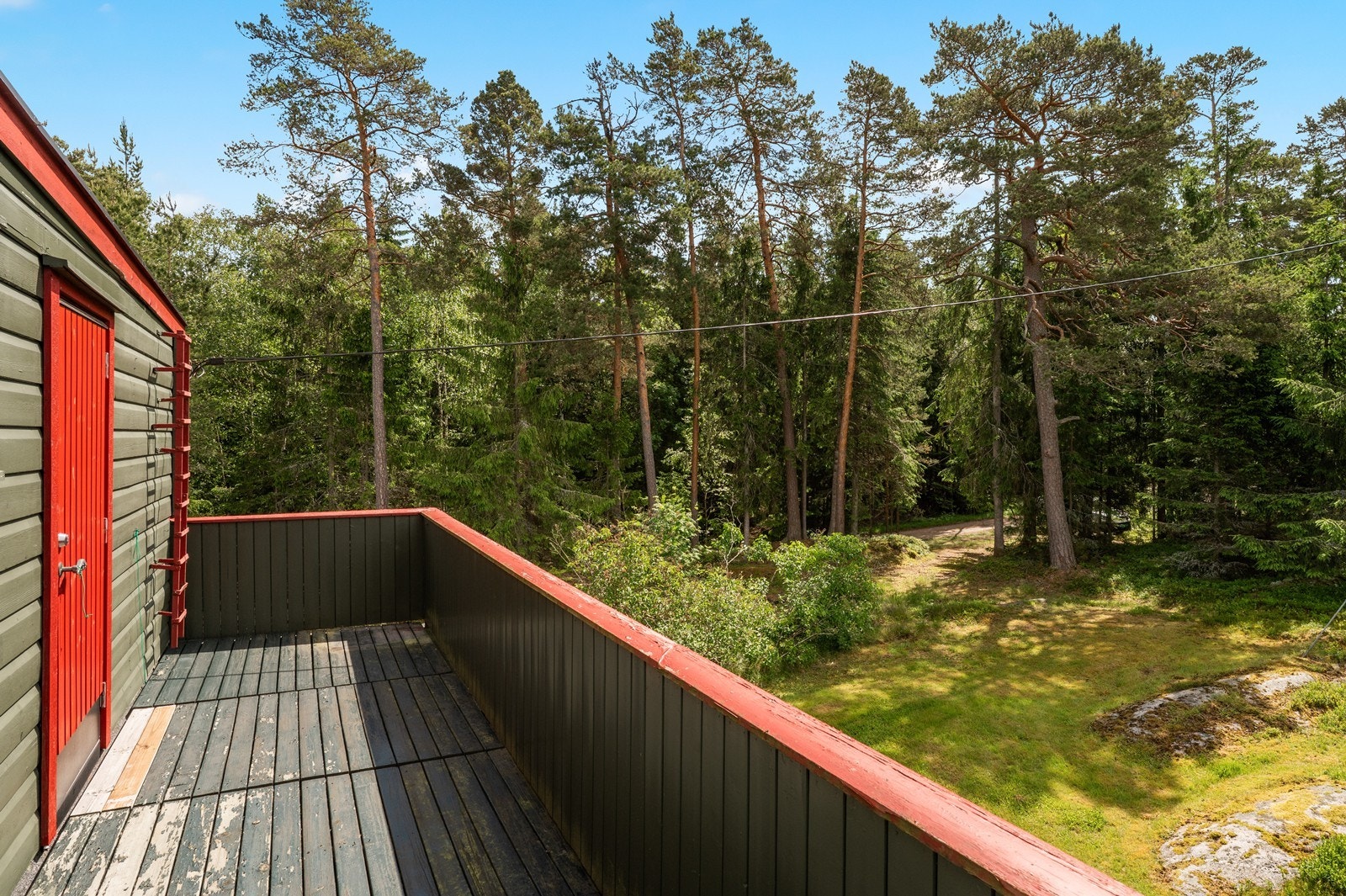 Utsikt over den omkringliggende naturtomten fra terrassen. Galleribilde