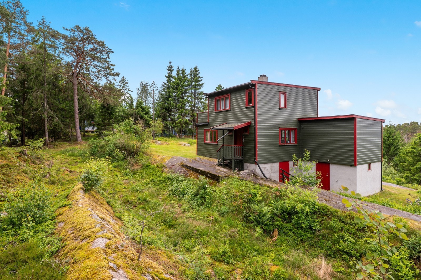 Solrik og romslig tomt. Galleribilde