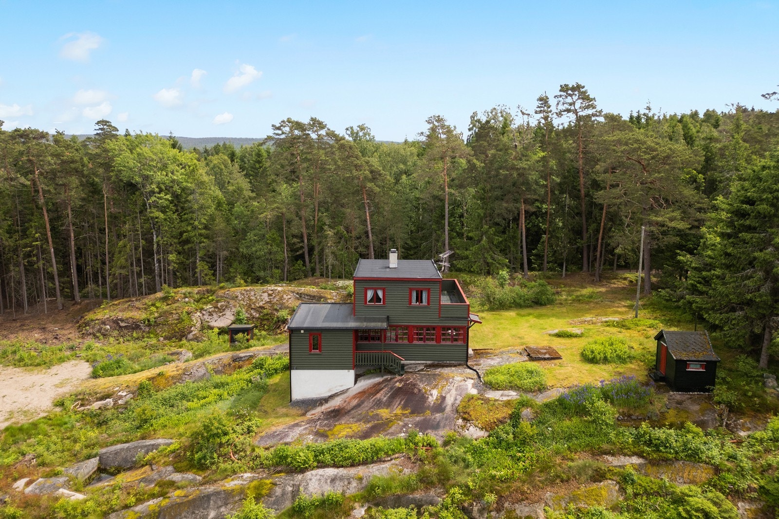 Tomten er en svak skrående naturtomt med fjell i dagen. Galleribilde