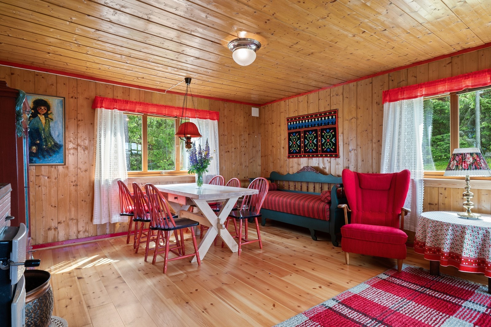 Stuen har furugulv og vegger med trepanel. Galleribilde