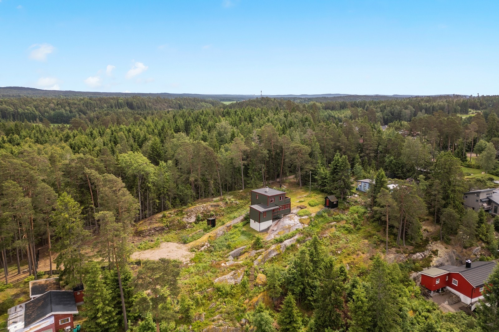 Omgitt av skogkledde åser og landlig bebyggelse. Galleribilde
