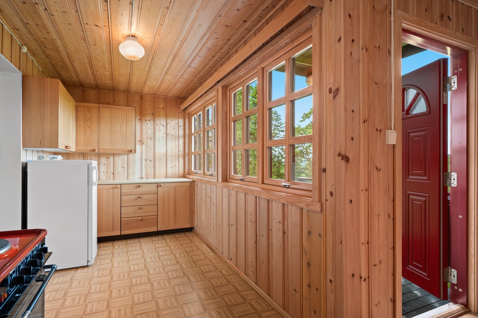 Kjøkkenet har naturlig avtrekk for ventilasjon. Galleribilde