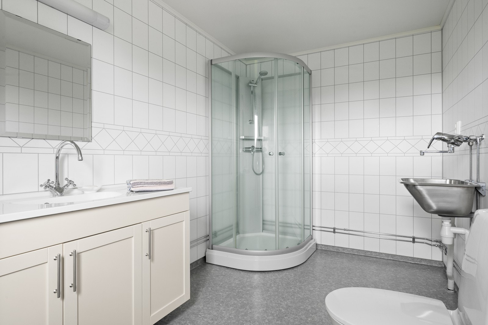 Bad fra 2012 med dusjkabinett, servantinnredning og toalett. Galleribilde
