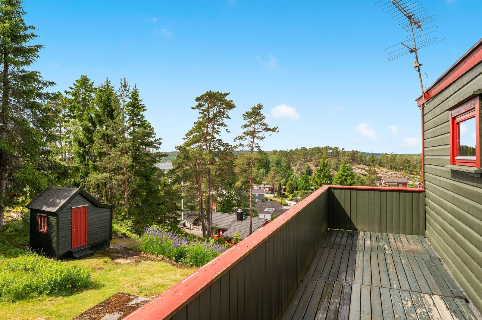 Terrassen i andre etasje har plass til en sittegruppe og utsikt til Skjebergkilen. Galleribilde