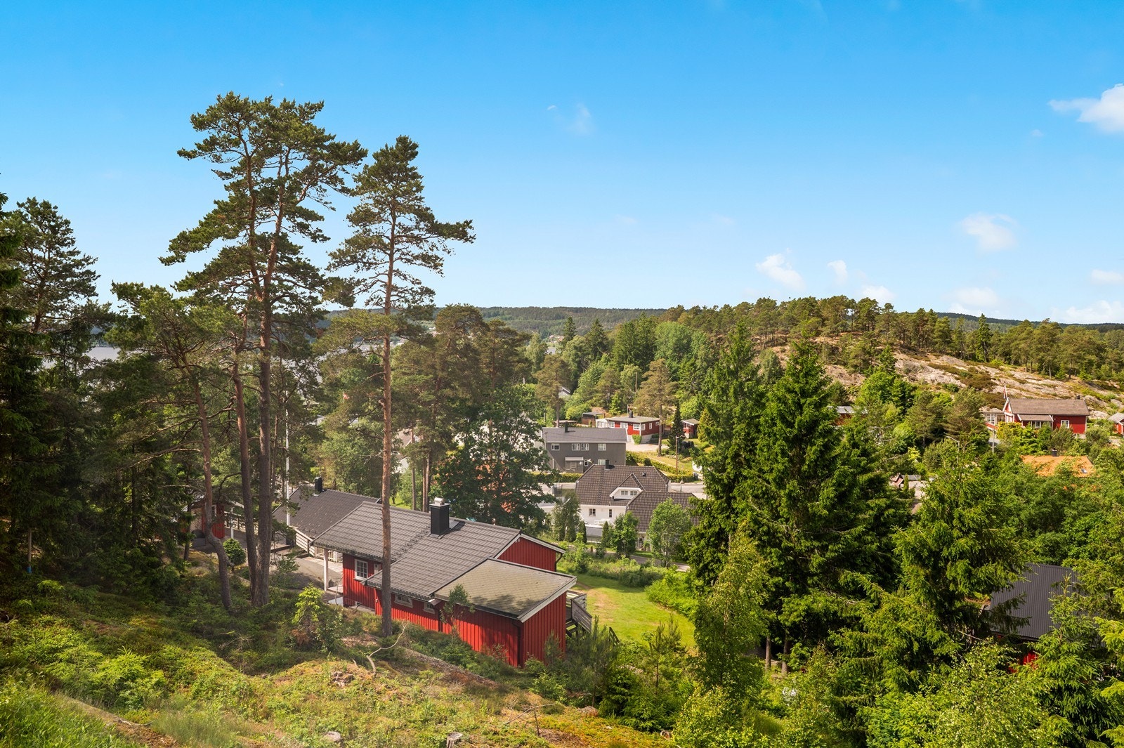 Nærområdet består av fritidsboliger og spredt bebyggelse. Galleribilde