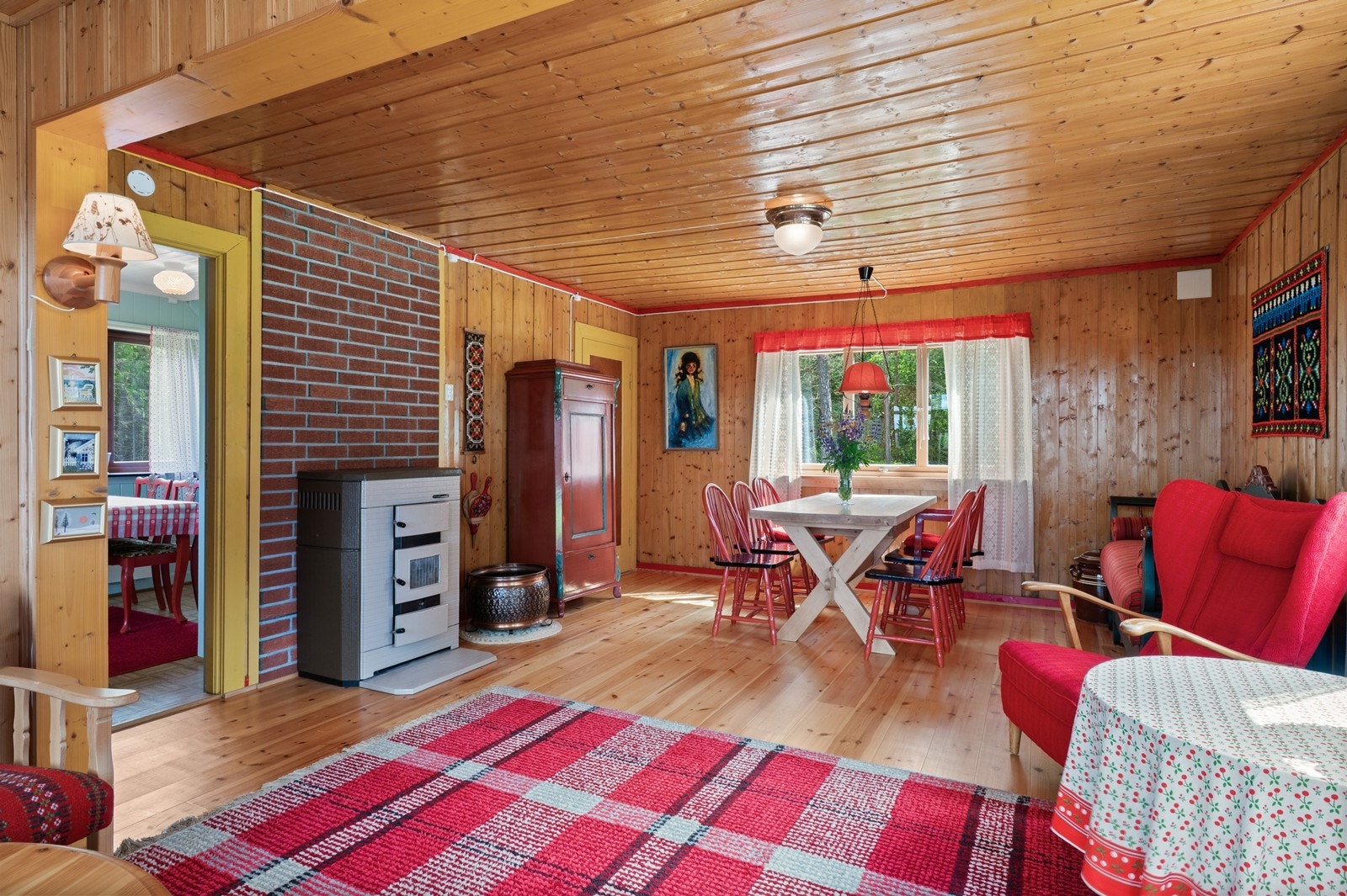 Stuen har god plass til både sofa- og spisegruppe. Galleribilde