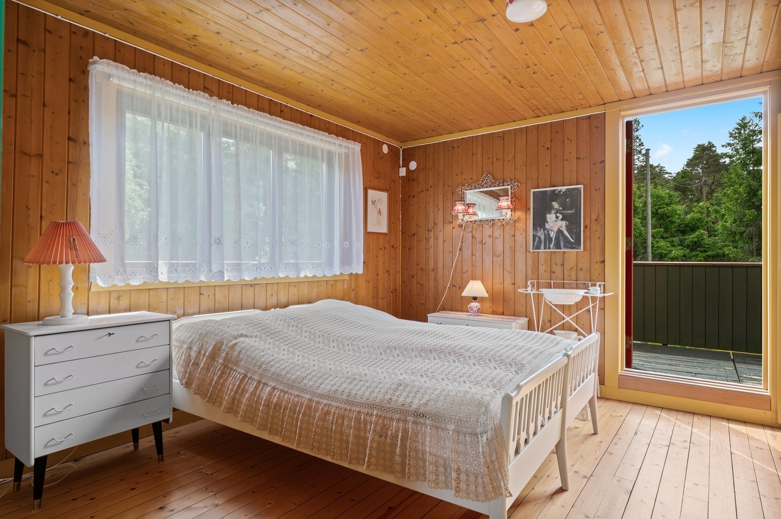 Ett av soverommene har direkte utgang til en terrasse på 11 m². Galleribilde