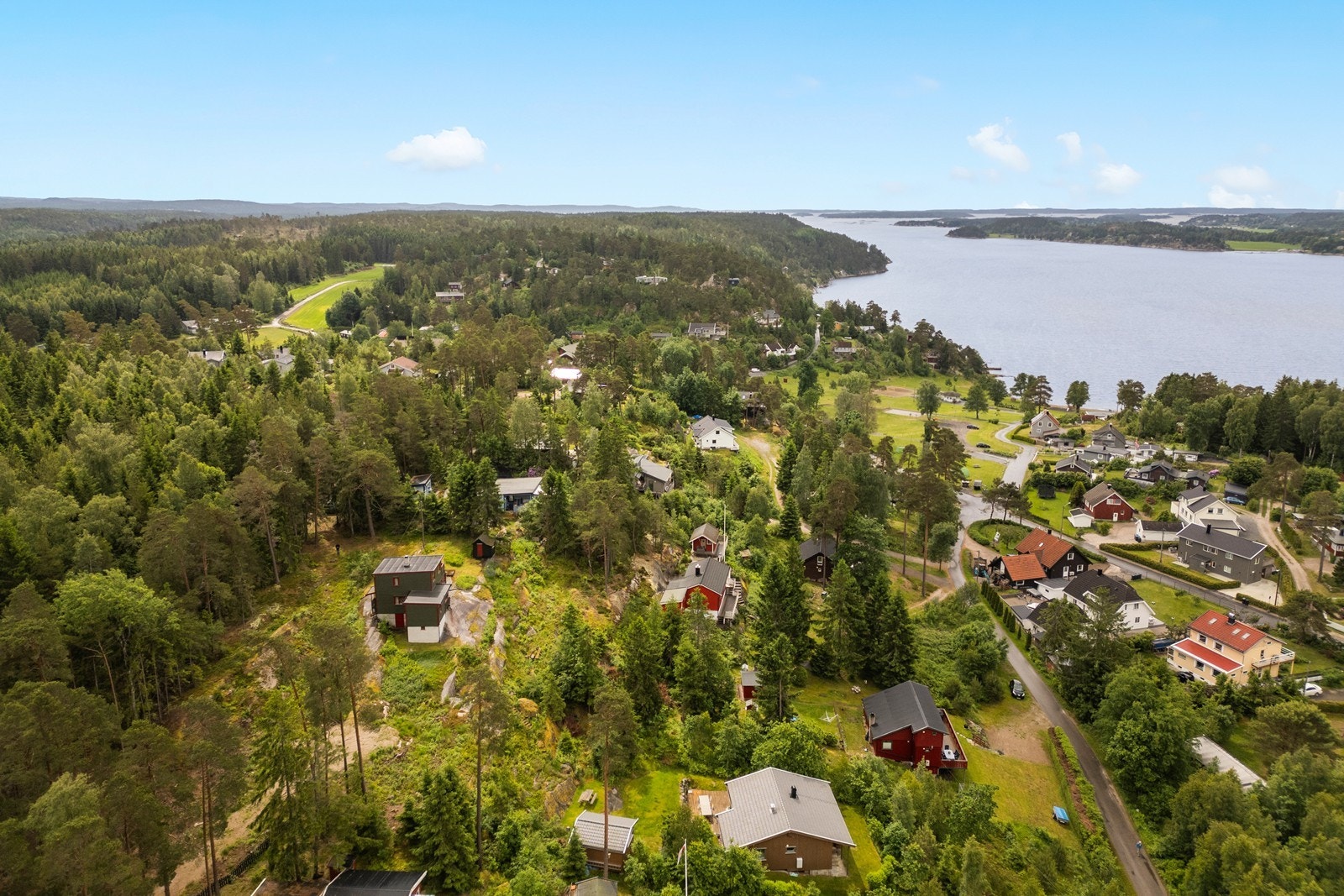 Beliggende i et etablert hytteområde ved Høysand. Galleribilde