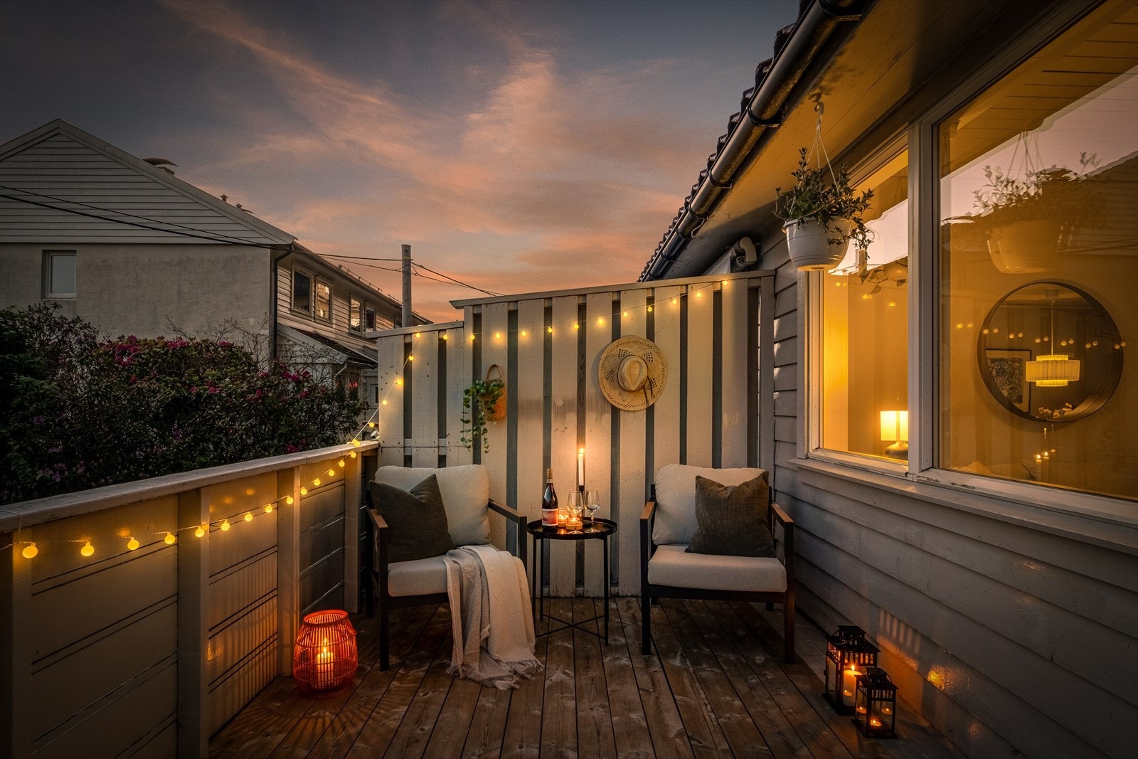 - På den hyggelige altanen ble det lagt nye terrassebord i 2021! - Galleribilde