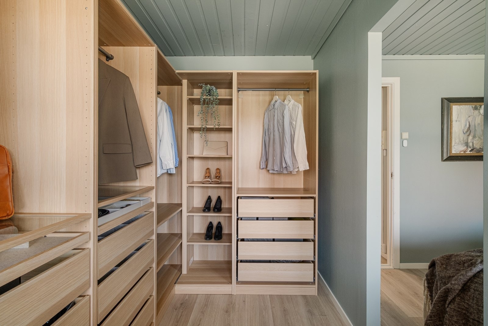 - Lekkert walk-in closet med gode oppbevaringsløsninger og praktisk inndeling (Opprinnelig byggemeldt som soverom og kan enkelt tilbakeføres)- Galleribilde