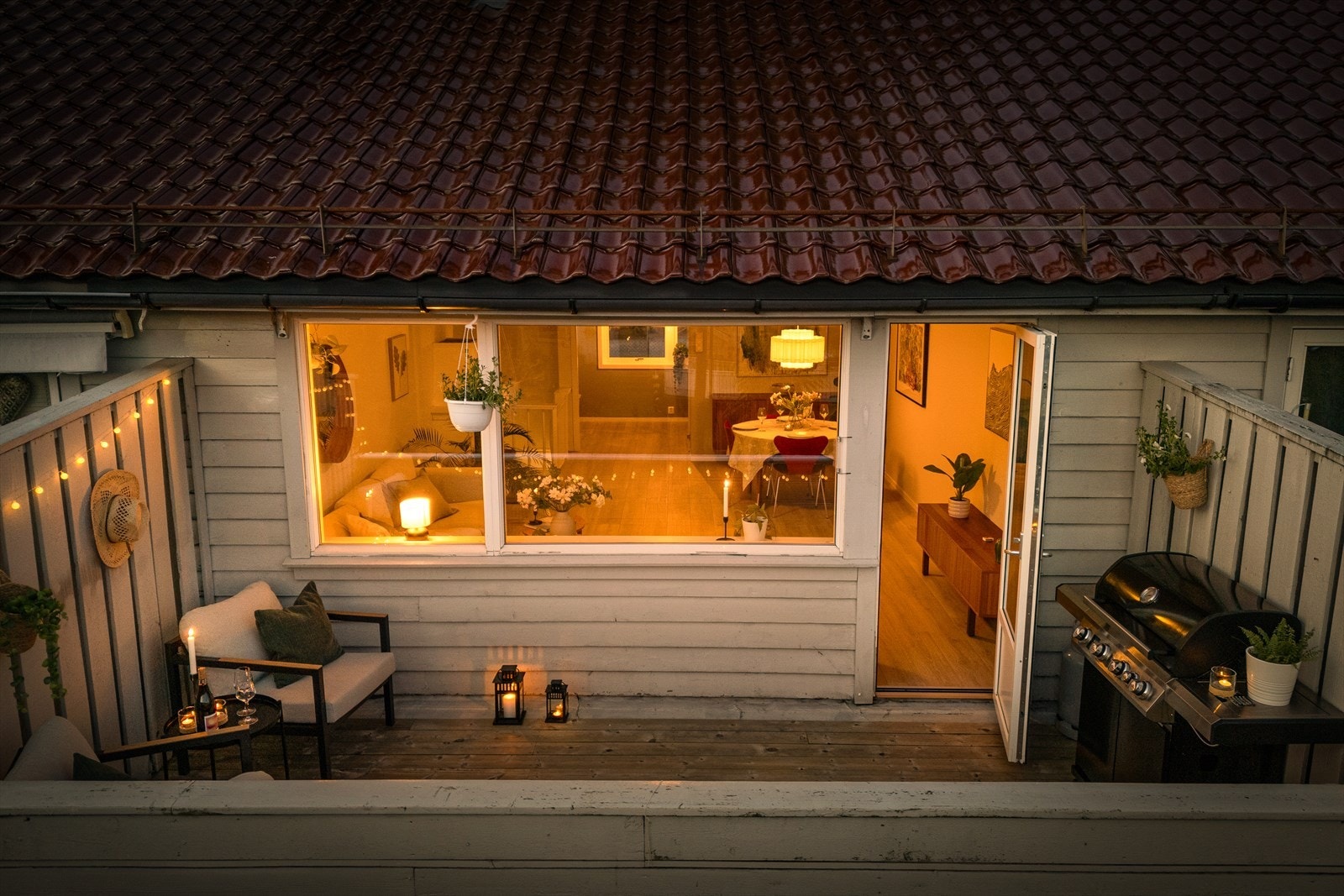 - Vestvendt altan som måler 11,2 m², med svært gode sol- og utsiktsforhold - Galleribilde