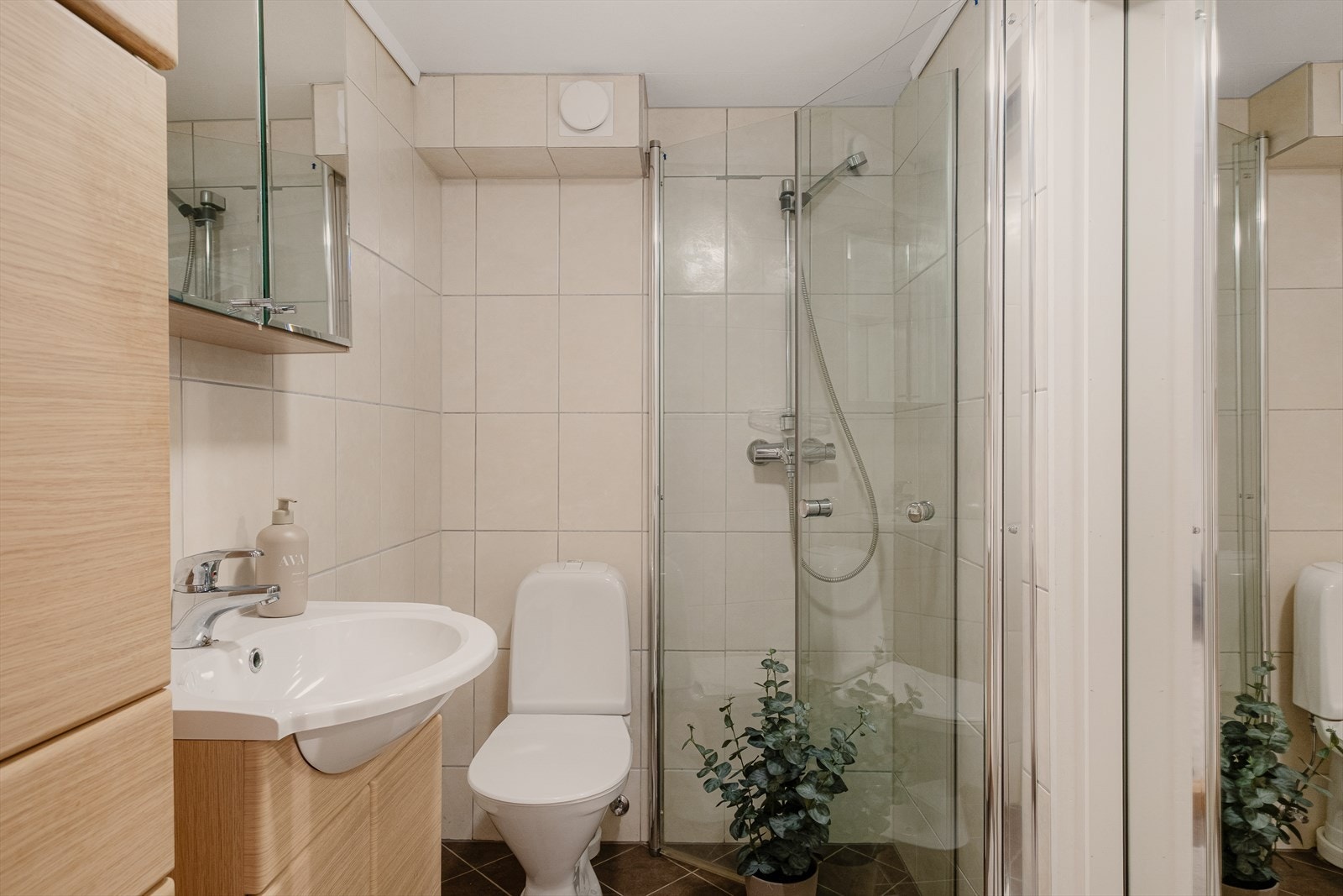 - Badet måler 2,6 m² (opprinnelig byggemeldt som brensel/bod, ikke godkjent som hoveddel) - Galleribilde