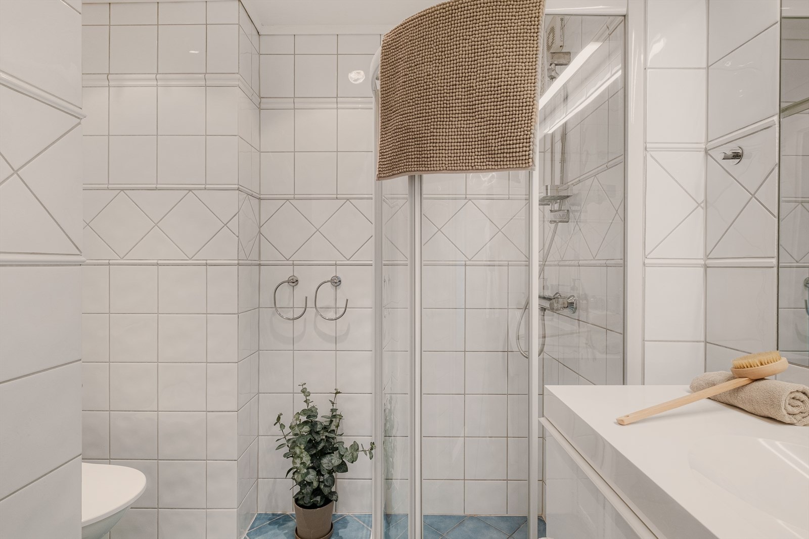 - Badet har behagelig varme i gulv, og er innredet med heldekkende servant, vegghengt toalett og buet dusjhjørne - Galleribilde